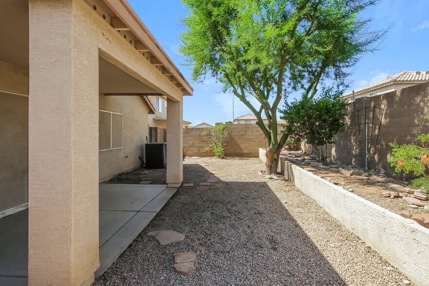 Building Photo - 12654 W Paradise Dr