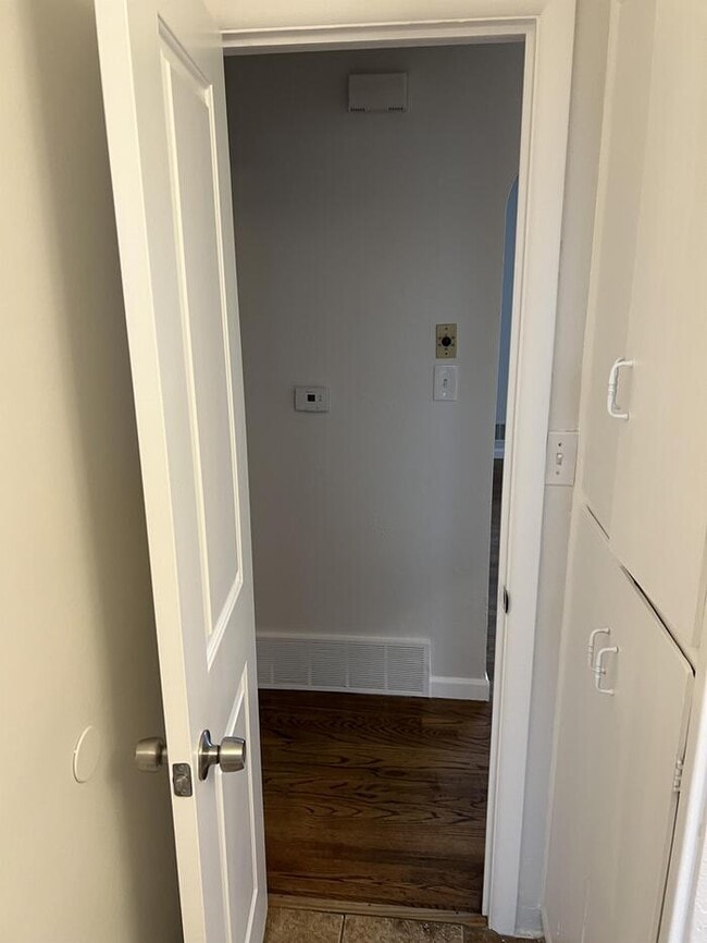 Building Photo - 100 S Kendall St