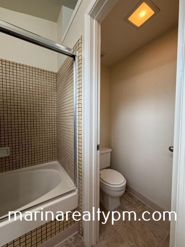 Building Photo - Glen Cove Beauty 3 bed 2.5  bath 2 Story home in established neighborhood