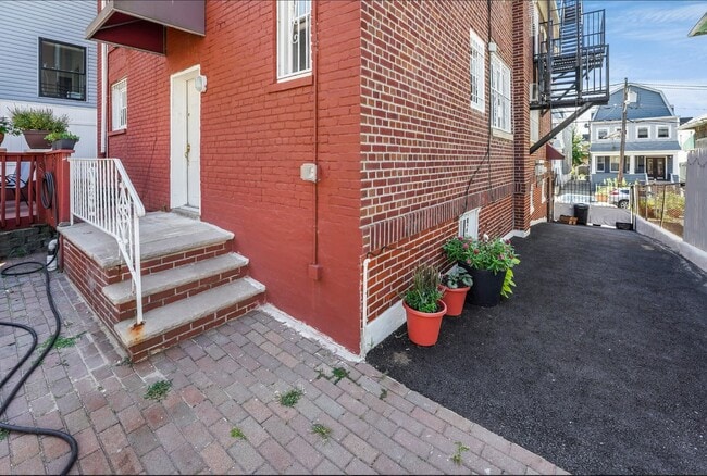 Building Photo - 304 Fulton Ave