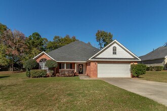 Building Photo - Beautiful 4 Bedroom, 2 Bath home with Large Yard