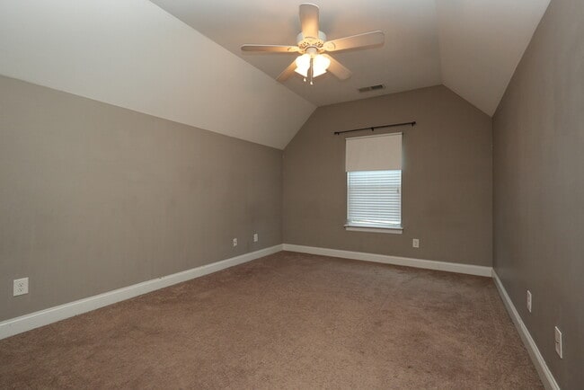 Building Photo - Charming 3-Bed, 3.5-Bath Home in a Peacefu...