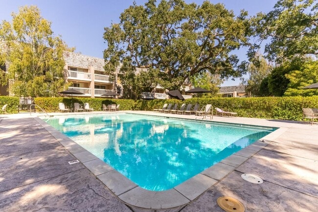 Building Photo - 675 Sharon Park Dr
