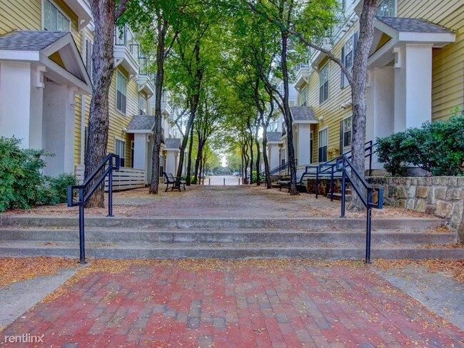 Building Photo - 1 br, 1.5 bath Condo - 6740 Davidson Stree...