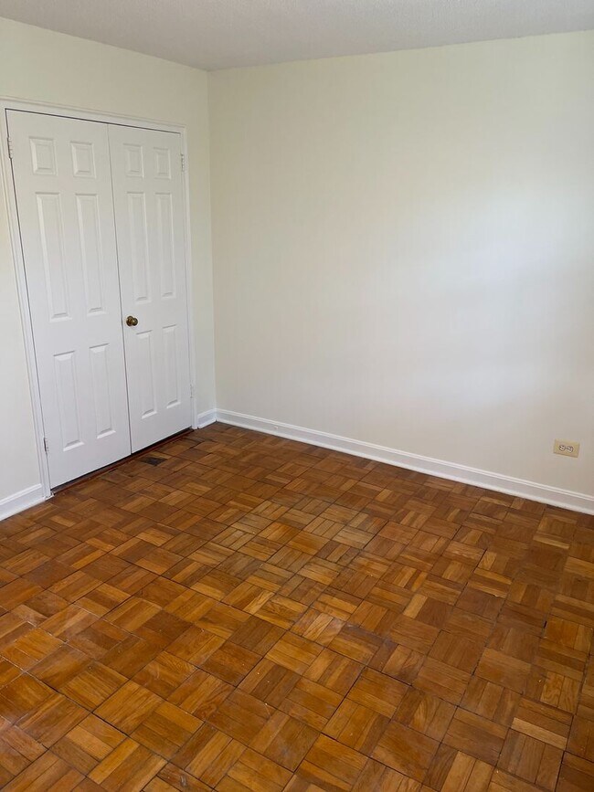 Building Photo - Top Floor 2BR, 1BA Garden Condo Near Ballston Metro