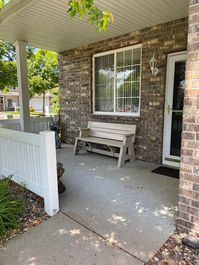 Building Photo - Beautiful end unit townhome in Elk River!