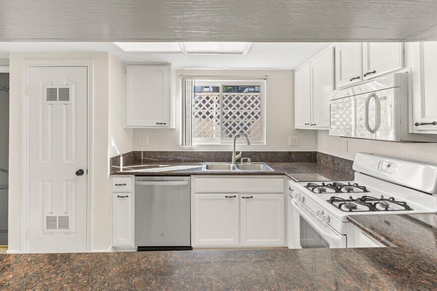 Building Photo - 321 W Dryden St