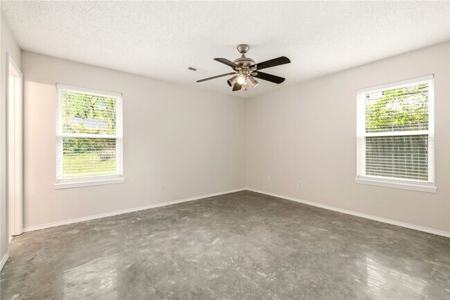 Building Photo - 2146 Loren Cir