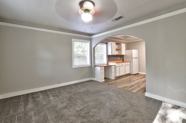 Building Photo - 2 Bedroom 1 Bathroom House in Texarkana, TX