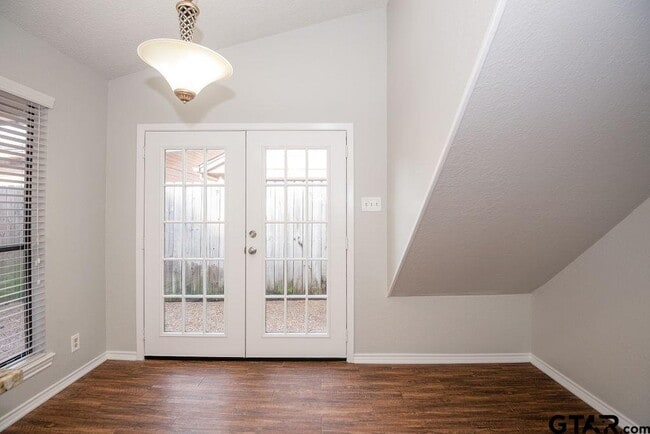 Building Photo - 5917 Hollytree Dr