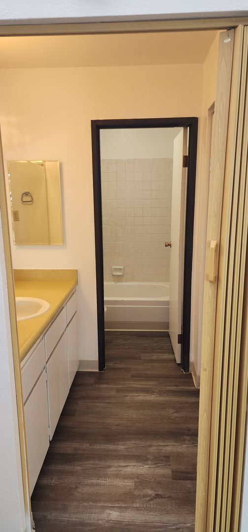 Building Photo - 1/2 Off 1st Months Rent! Great Studio unit...