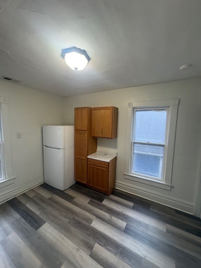 Building Photo - 723 W Armstrong Ave