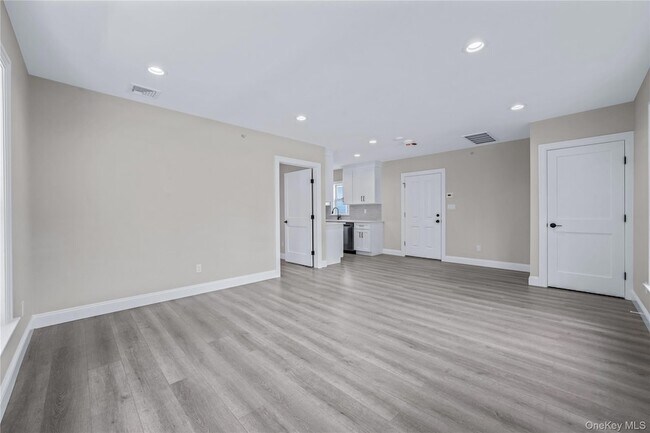 Building Photo - 110 School St