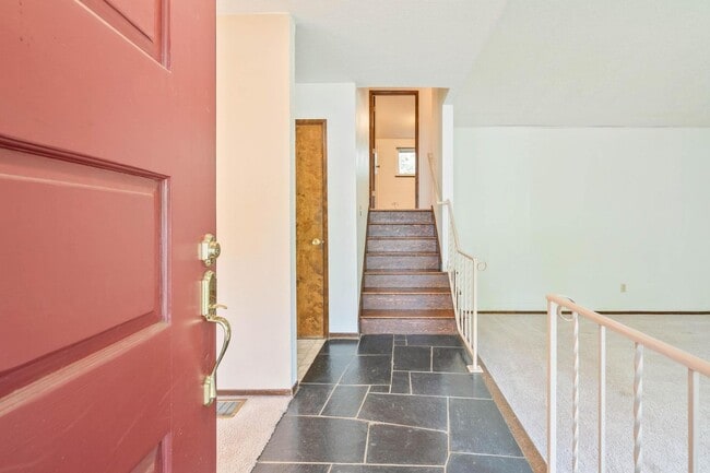 Building Photo - Spacious, well-cared for 4-bdrm/3-bath split-level—Family/laundry rooms, backyard, garage