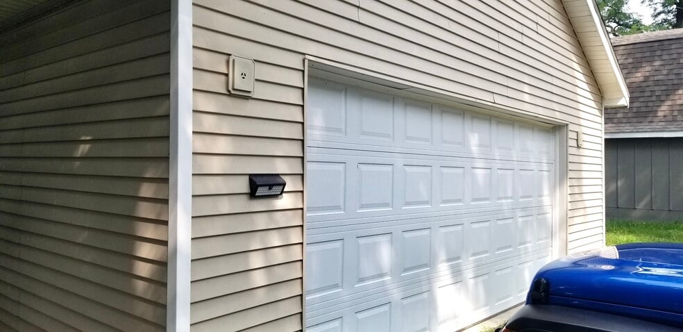 Building Photo - 404 2nd St