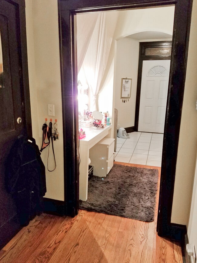 Building Photo - 1925 Grove Ave