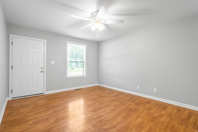 Building Photo - 3 Bedroom Pet Friendly Home For Rent!