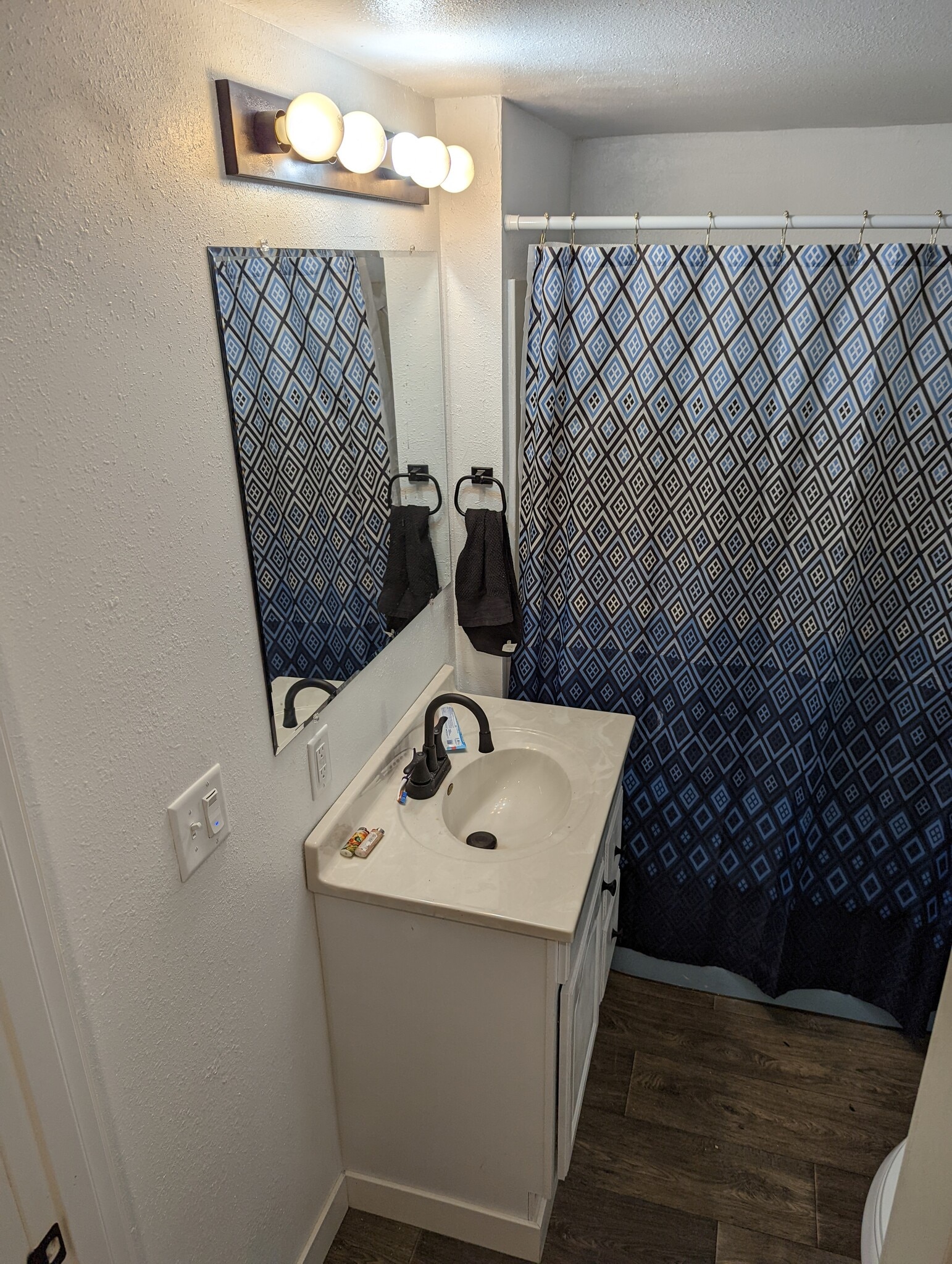 Building Photo - 119 Adrian St