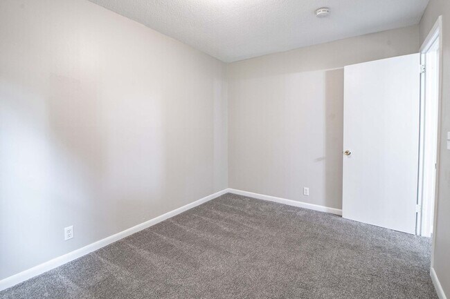 Building Photo - 808 Helton Dr