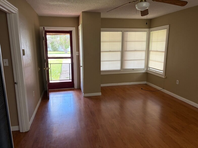 Building Photo - 106 Dixie Dr