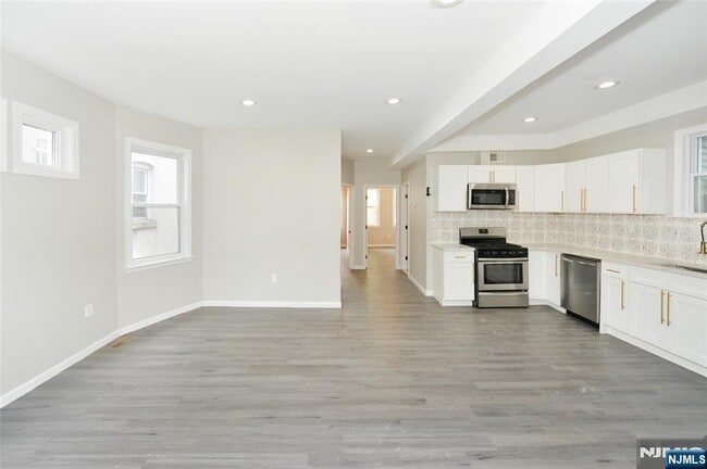 Building Photo - 23 Bayview Ave