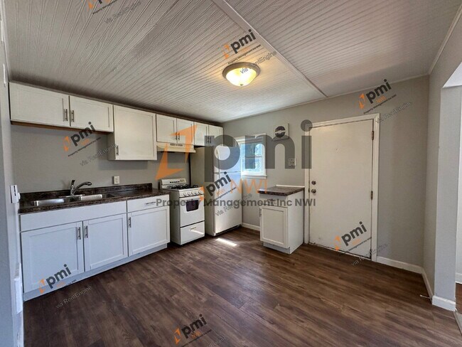 Building Photo - 5030 W Ridge Rd