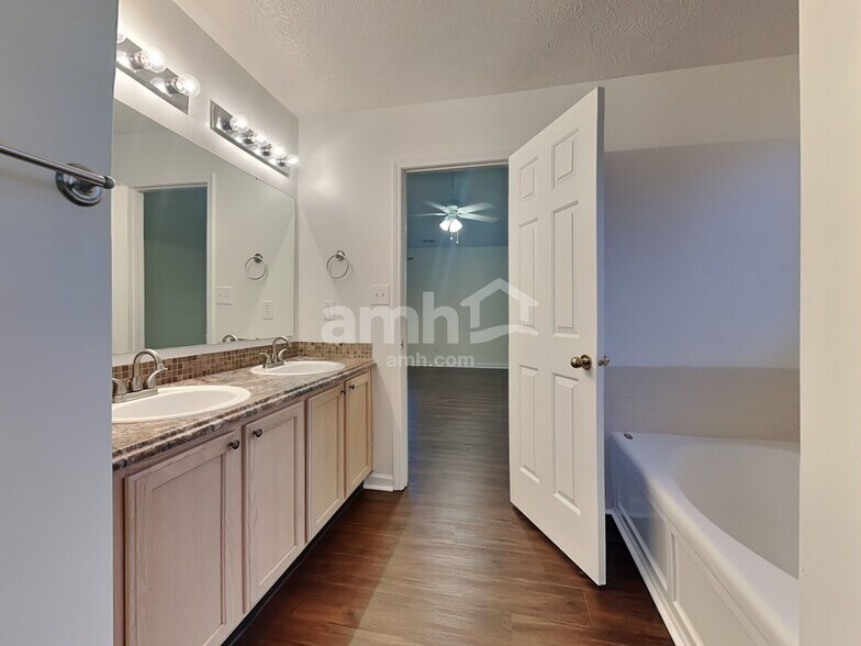 Building Photo - 12373 Carriage Stone Dr