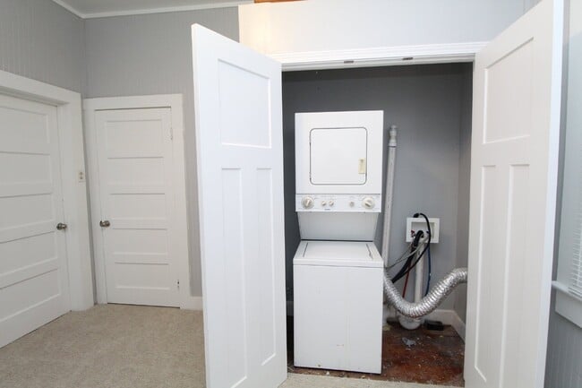 Building Photo - Charming 2-Bedroom Cottage Near Downtown P...