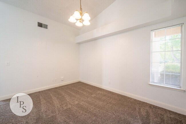 Building Photo - North Fresno Home in CUSD, 3BR/2BA, Beautiful Updates - Lots of Amenities!