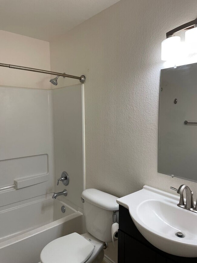 Building Photo - Available Now! Spacious & Well-Maintained ...