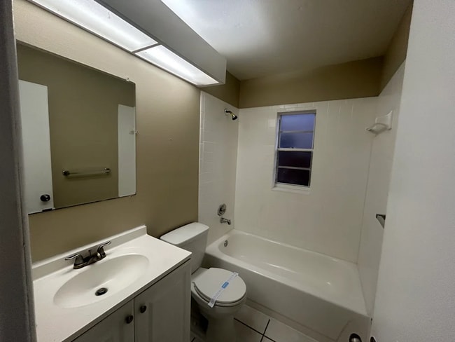 Building Photo - 233 Regal Park Dr