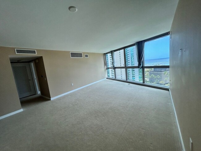 Building Photo - Spacious 2-bedroom, 2-bath with a View in Kakaako!