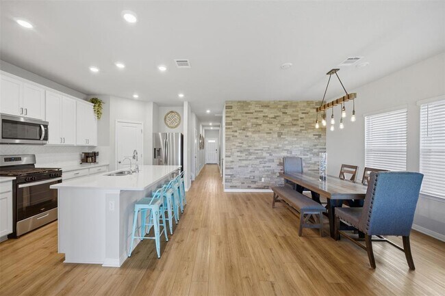 Building Photo - 904 View Dr