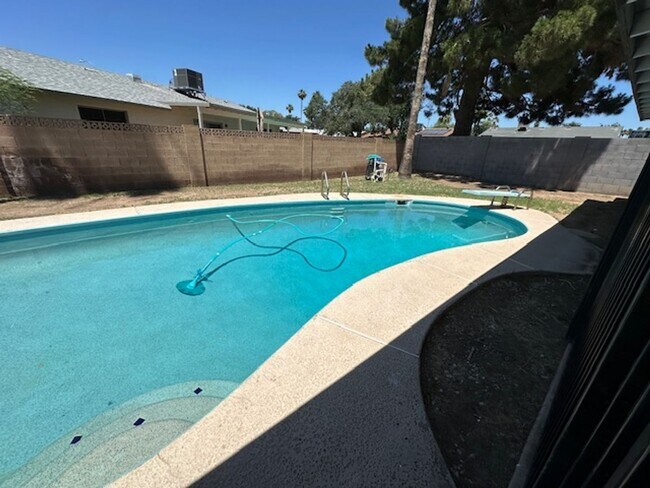 Building Photo - !!HALF OFF FIRST MONTH'S RENT!! Spacious 3...