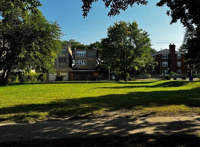 Building Photo - 725 Brummel St