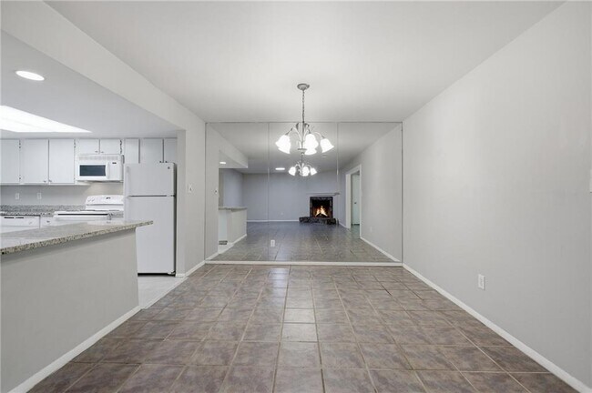 Building Photo - 2183 Surrey Ct