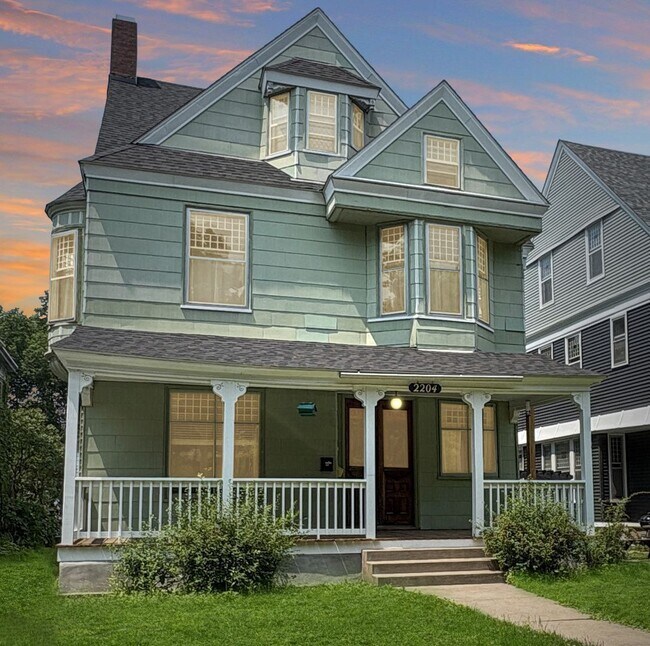 Building Photo - 2204 Grand Ave S