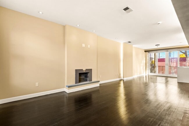 Building Photo - 526 Manila Ave