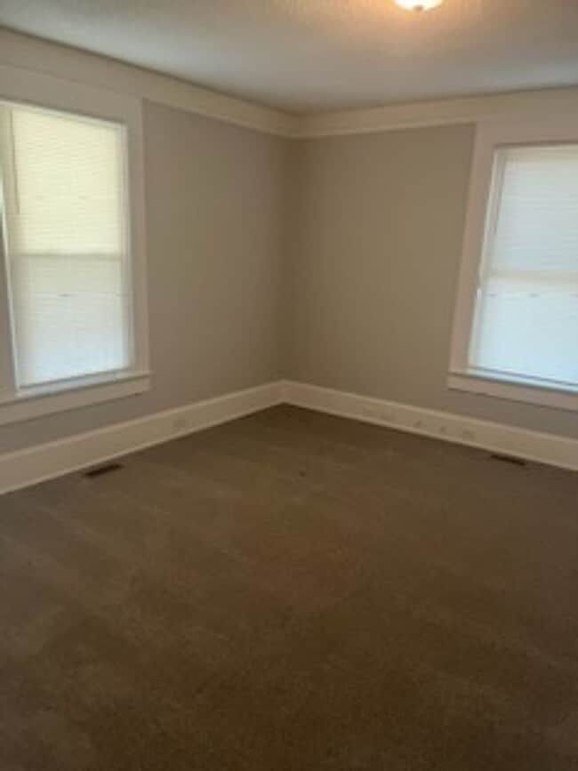 Building Photo - 2 bed 1 bath single family home newly remolded