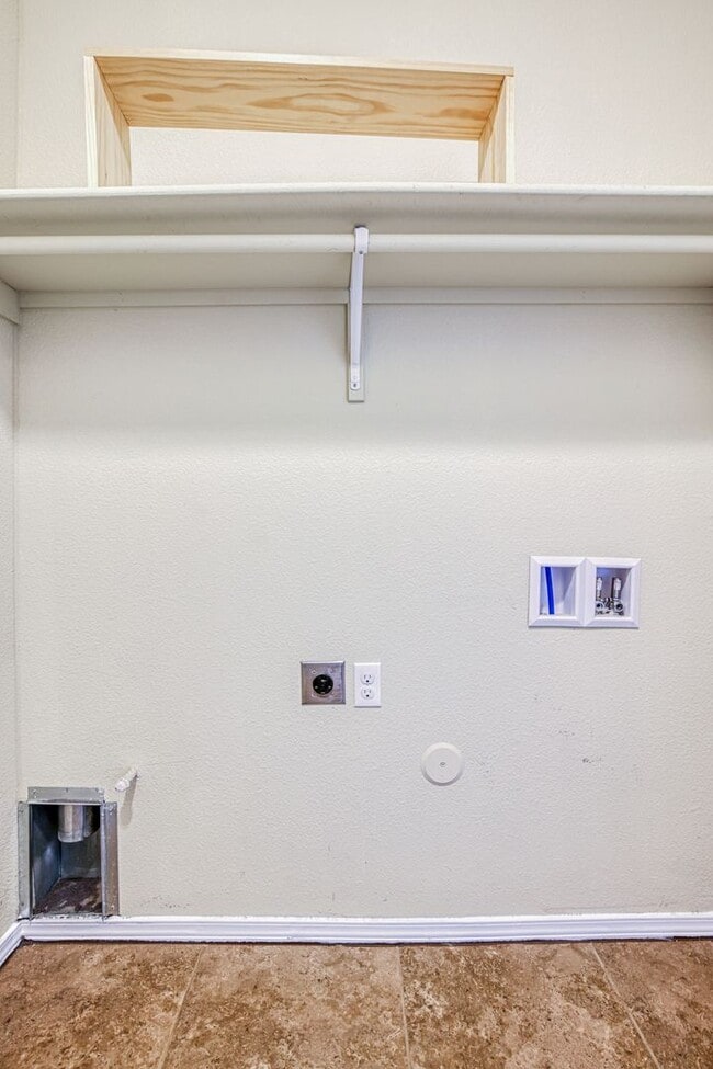 Building Photo - Beautiful East side House 3 bed-2.5 baths in front of Park