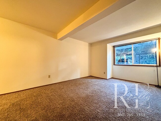 Building Photo - Charming 2-Bedroom, 1-Bath Apartment with ...