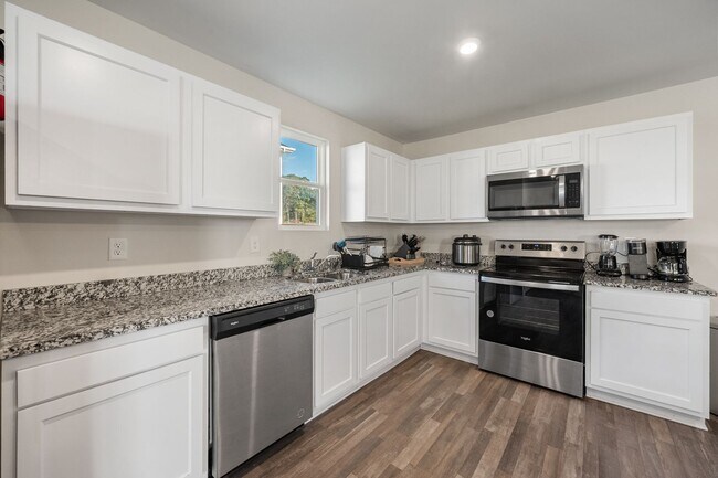 Building Photo - Modern Spacious 5-Bedroom Home Built in 2023