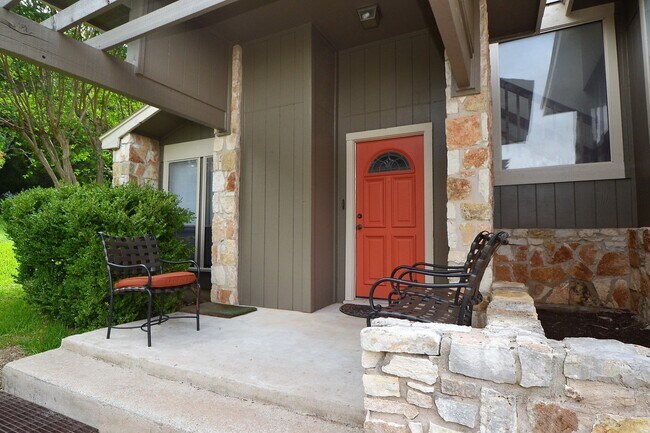 Building Photo - Large 3/2 in Great Hills w/ Treetop Views