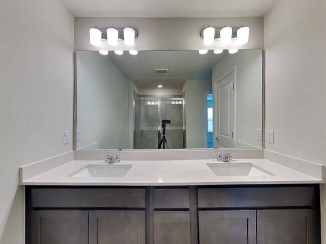 Building Photo - 3109 Emerald Acrs Ln