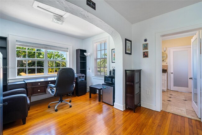 Building Photo - 1567 Bay Dr