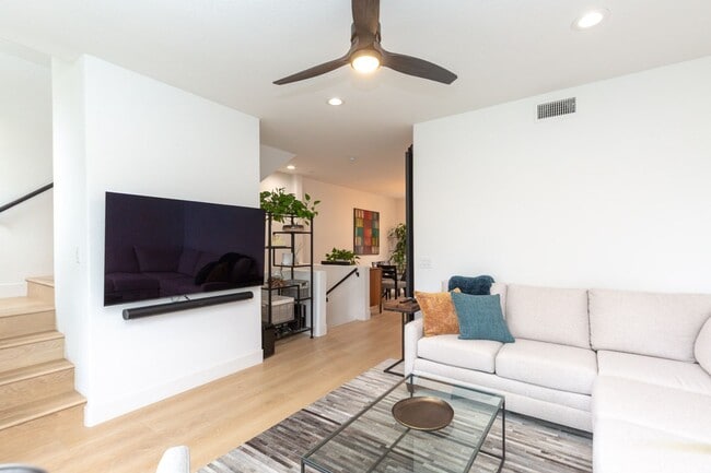 Building Photo - 3 Bedroom Townhome in the Escala Community of Mission Valley