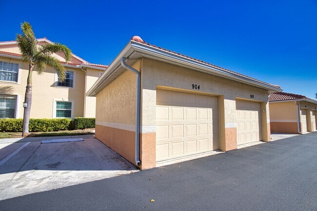 Building Photo - Annual Unfurnished 2 Bedroom 2 Bathroom Second Floor Condo in Casa Del Lago!