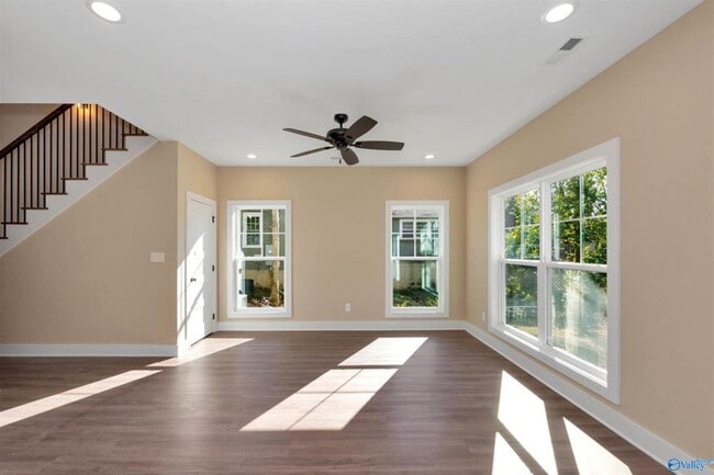 Building Photo - 2700 Woodview Dr SE