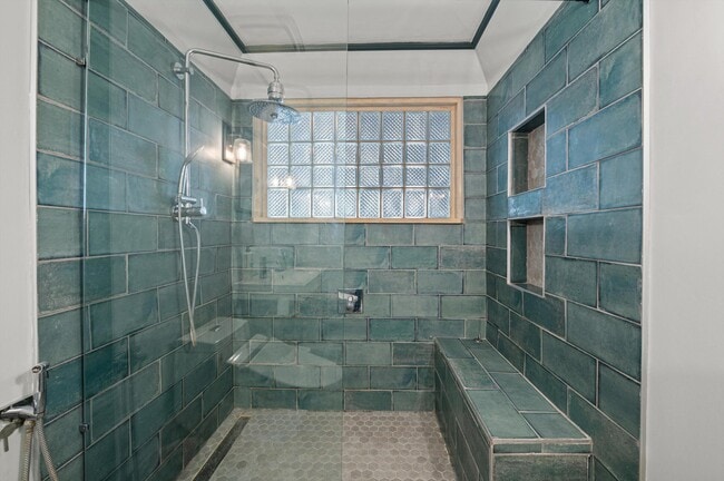 Building Photo - 2835 N Lake Dr