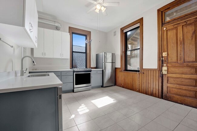 Building Photo - 825 W Armitage Ave